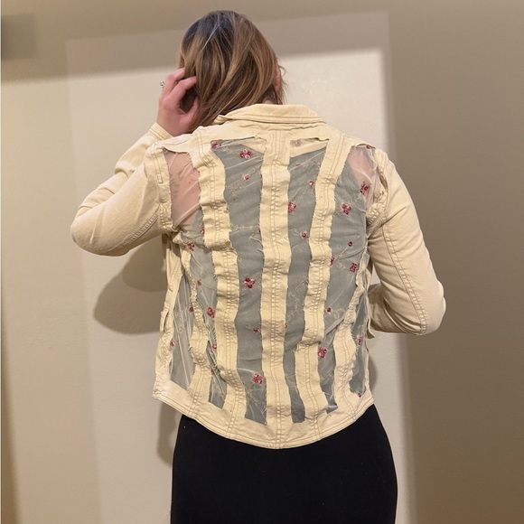 Upcycled tan jean jacket with floral lace size S - Picture 2 of 5